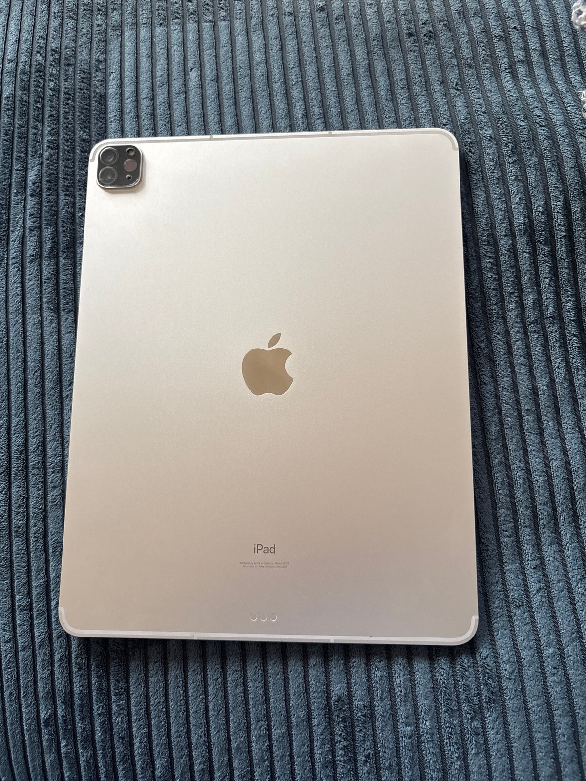 Apple iPad Pro 5th Generation 12.9 inch 256 GB in silver with Magic Keyboard 9F28