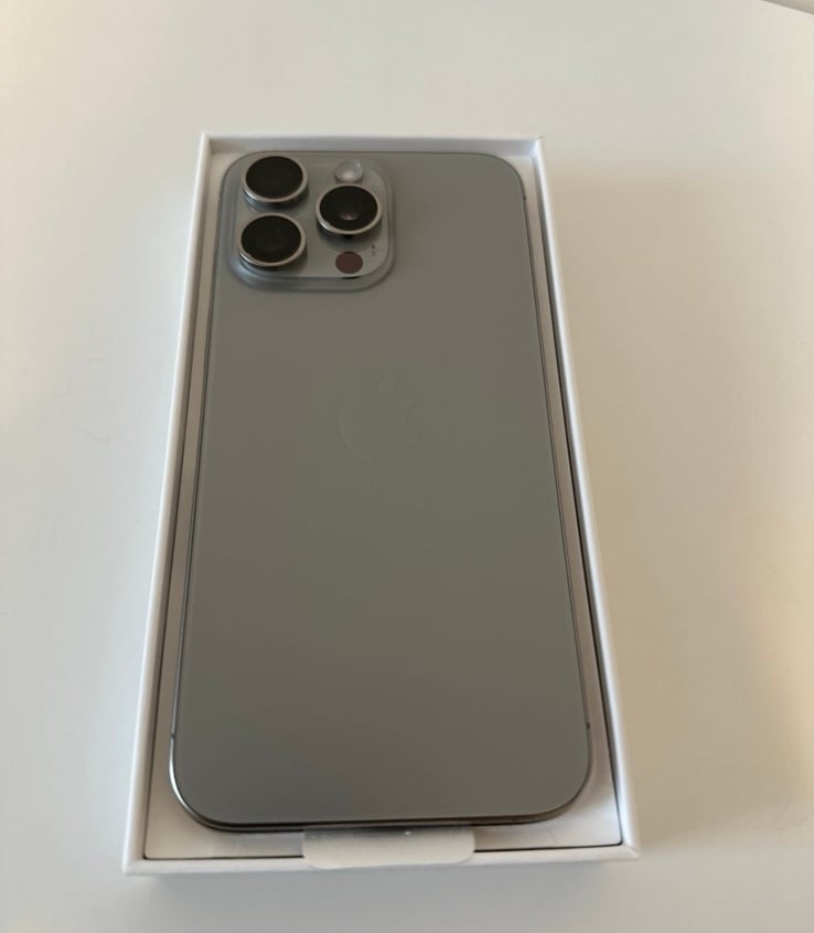 iPhone 15 Pro Max (T-Mobile) and MagSafe Case 2W78