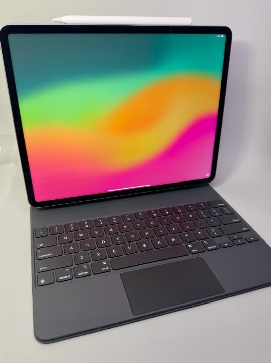 Apple iPad Pro 12.9-inch Space Gray with Magic Keyboard and Apple Pencil 5H57