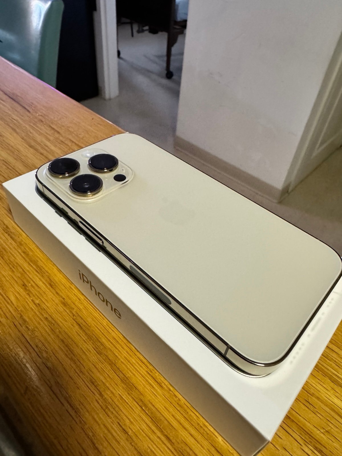 Apple iPhone 14 Pro 256GB Gold - Unlocked 7T29