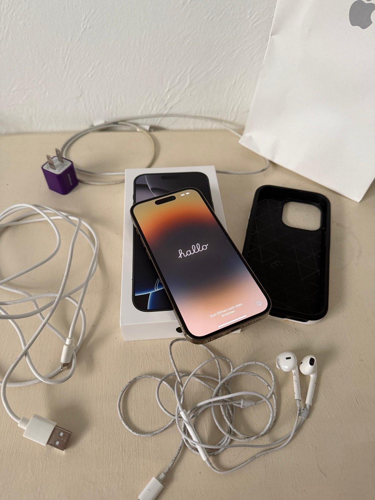 iPhone 14 Pro - 256 GB Unlocked Great Condition - With Accessories 9X37