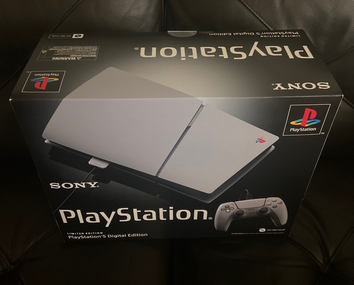 PlayStation 5 30th anniversary slim 8N12