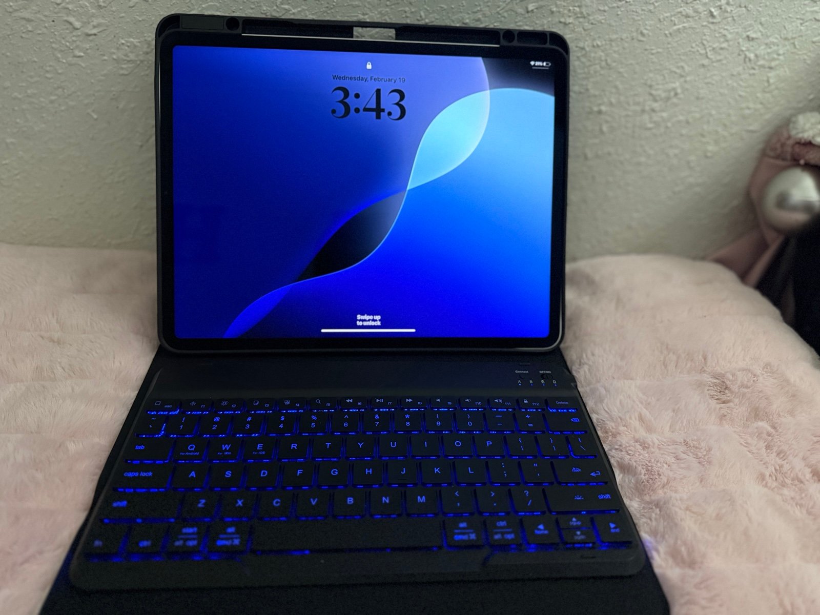 iPad Pro 12.9” (6th Gen) - Great Condition + Keyboard 6M66