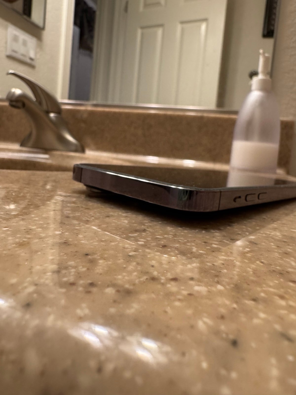 Unlocked Apple iPhone 14 Pro Max 128 GB in Deep Purple 2Q12