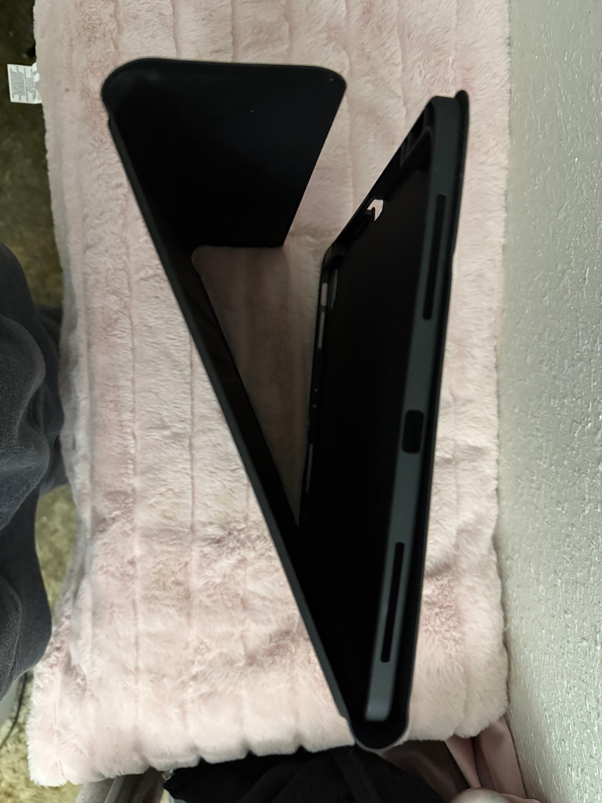 iPad Pro 12.9” (6th Gen) - Great Condition + Keyboard 6M66