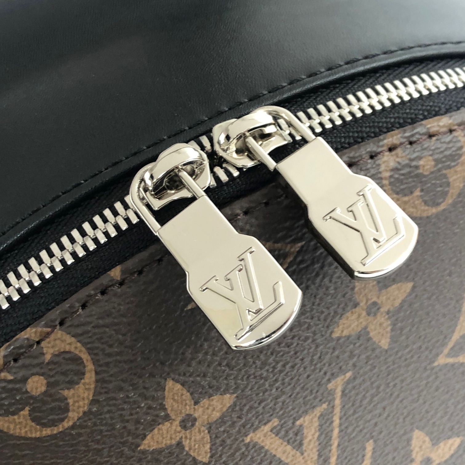 Louis Vuitton M45349 Josh Backpack For Men and Women Size 40*32*13cm