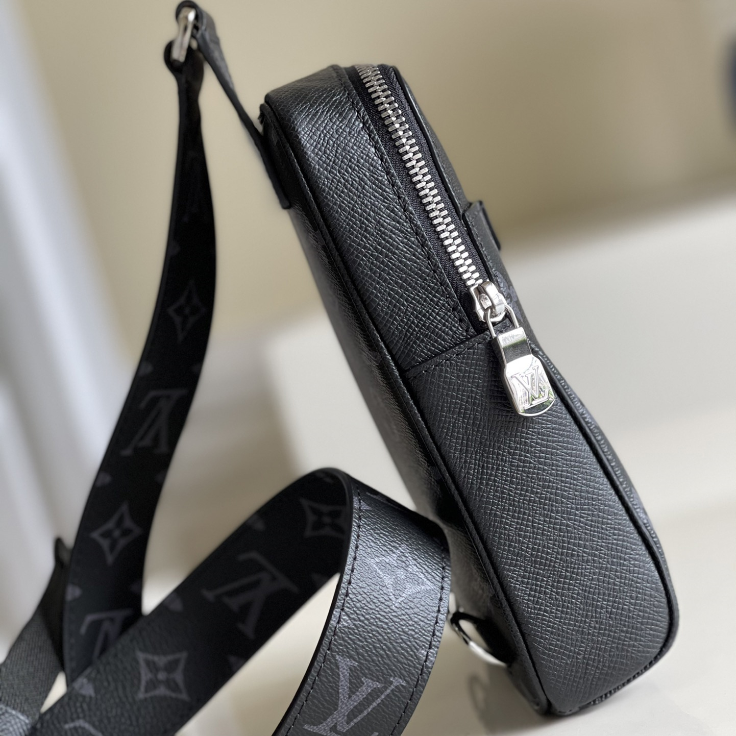 Louis Vuitton M30741 Outdoor Slingbag Men Bags Size 21*13*5cm