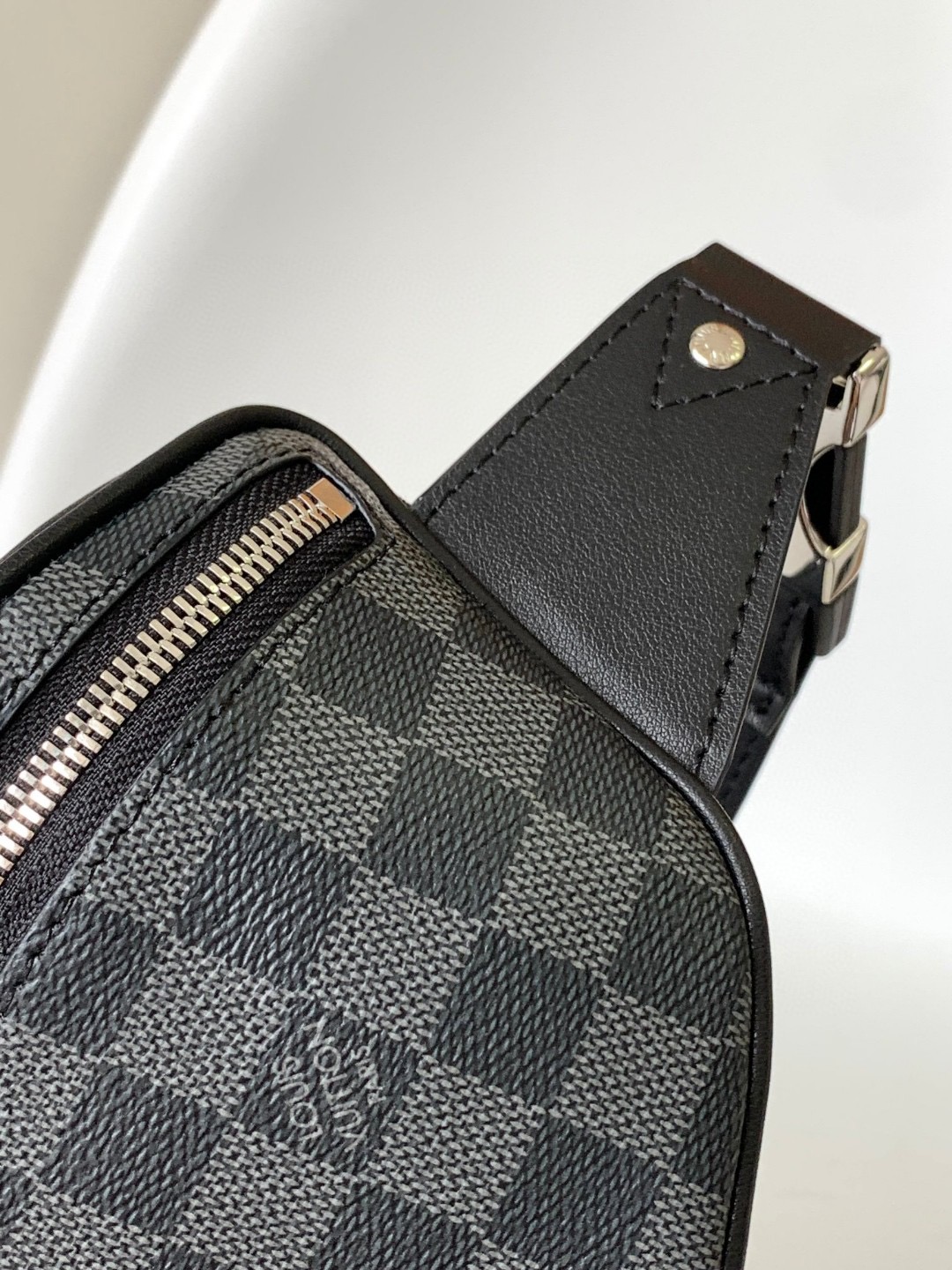 Louis Vuitton N40298 Discovery Graphite Men Bags Size 26*13*7cm