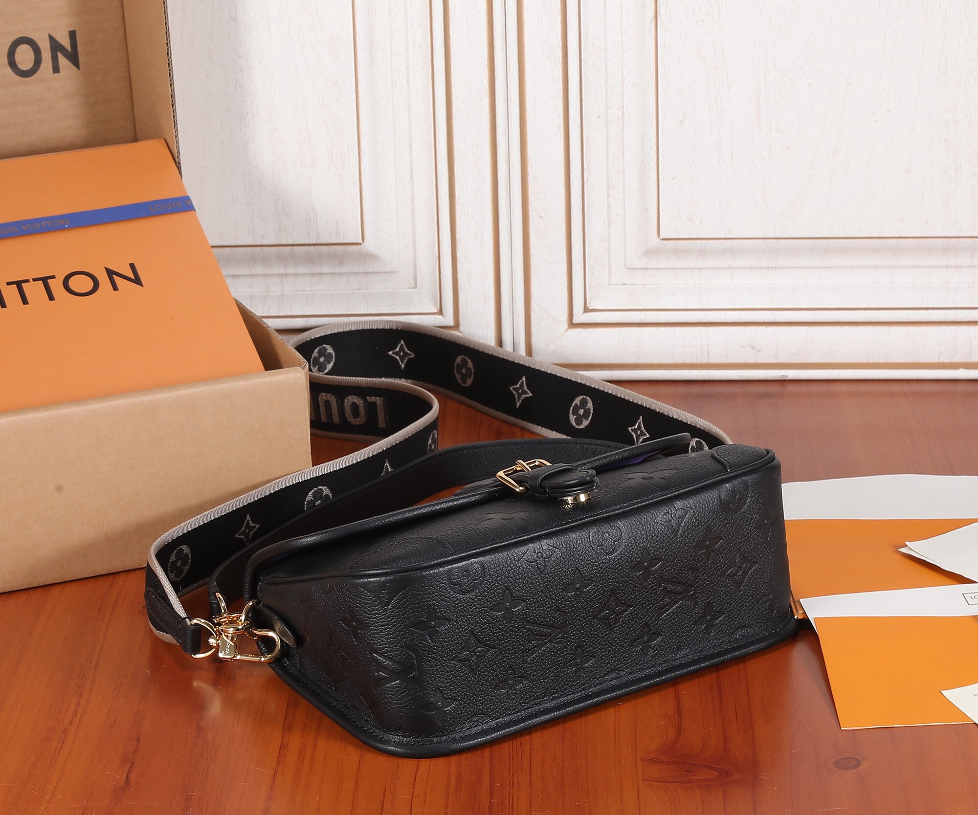 Louis Vuitton M46386 Diane Women Bags Size 24*15*9cm