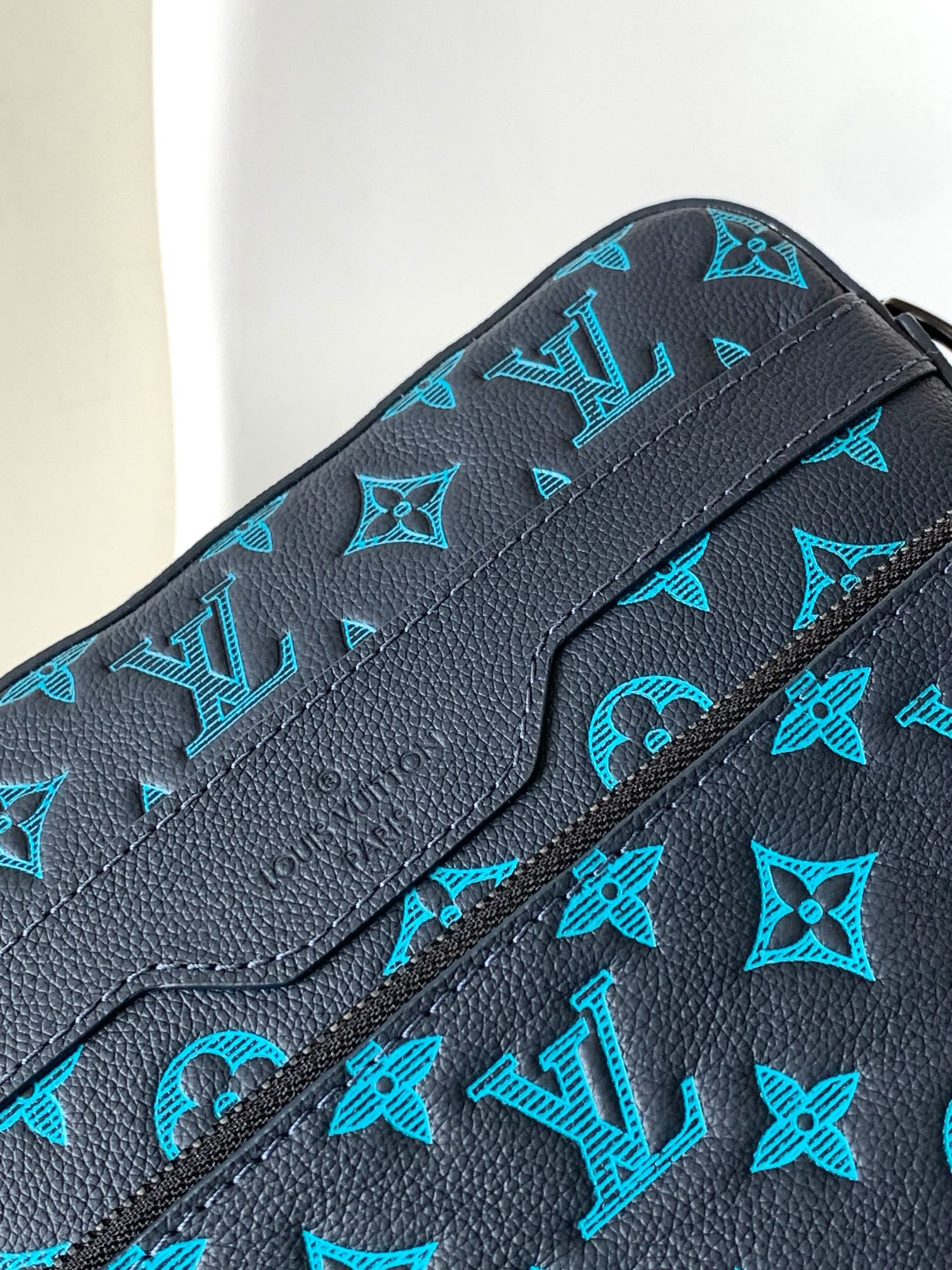 Louis Vuitton M46604 Men Shoulder Bags Size 25*18.5*7cm