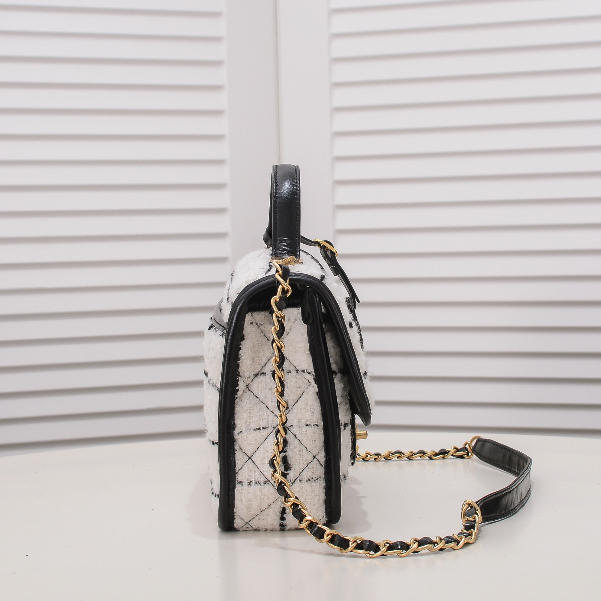 Chanel Chain Shoulder Bags Size 25*18*7cm Black White