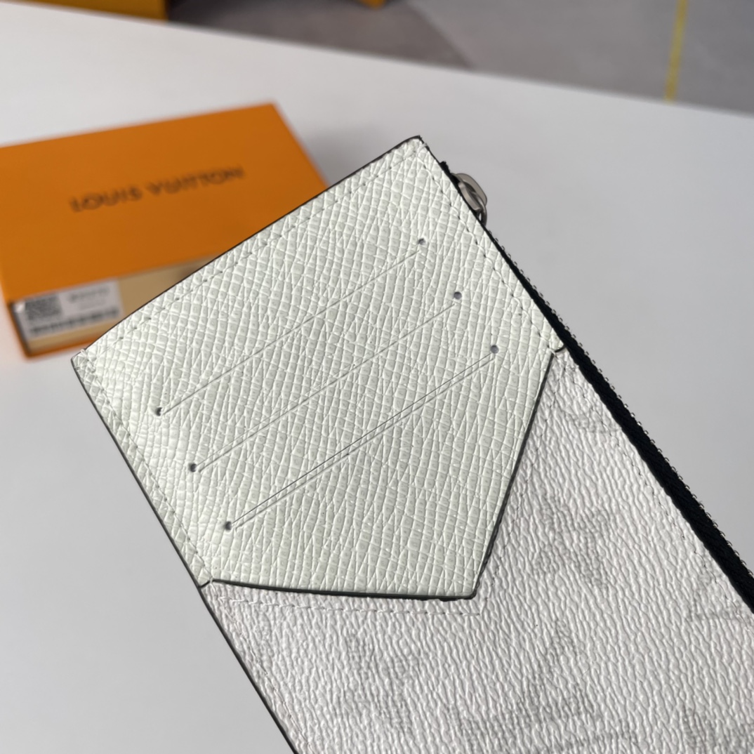 Louis Vuitton M64038 Card Holder Size 14*8cm