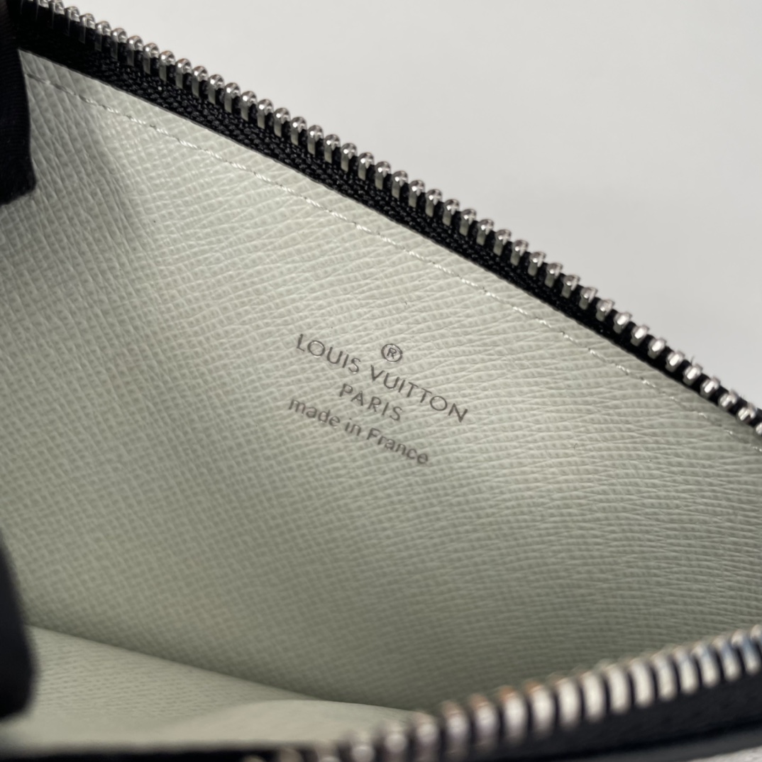 Louis Vuitton M64038 Card Holder Size 14*8cm