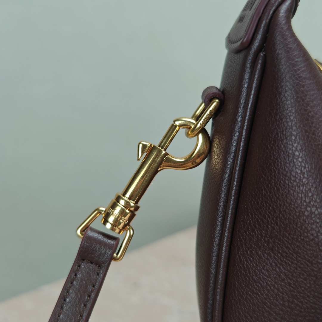 Celine 25ss Lulu Shoulder Bags Size 24*21*5cm