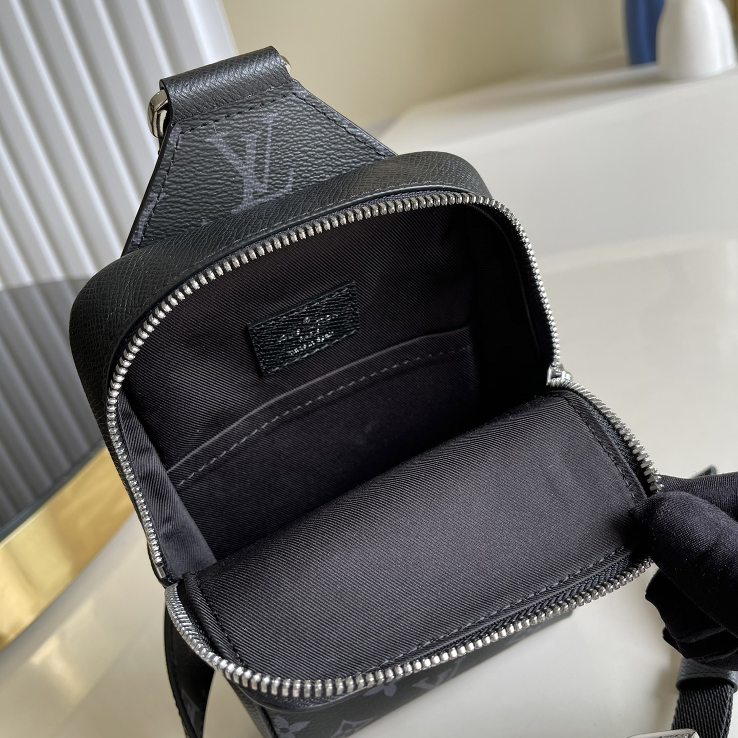 Louis Vuitton M30741 Outdoor Slingbag Men Bags Size 21*13*5cm