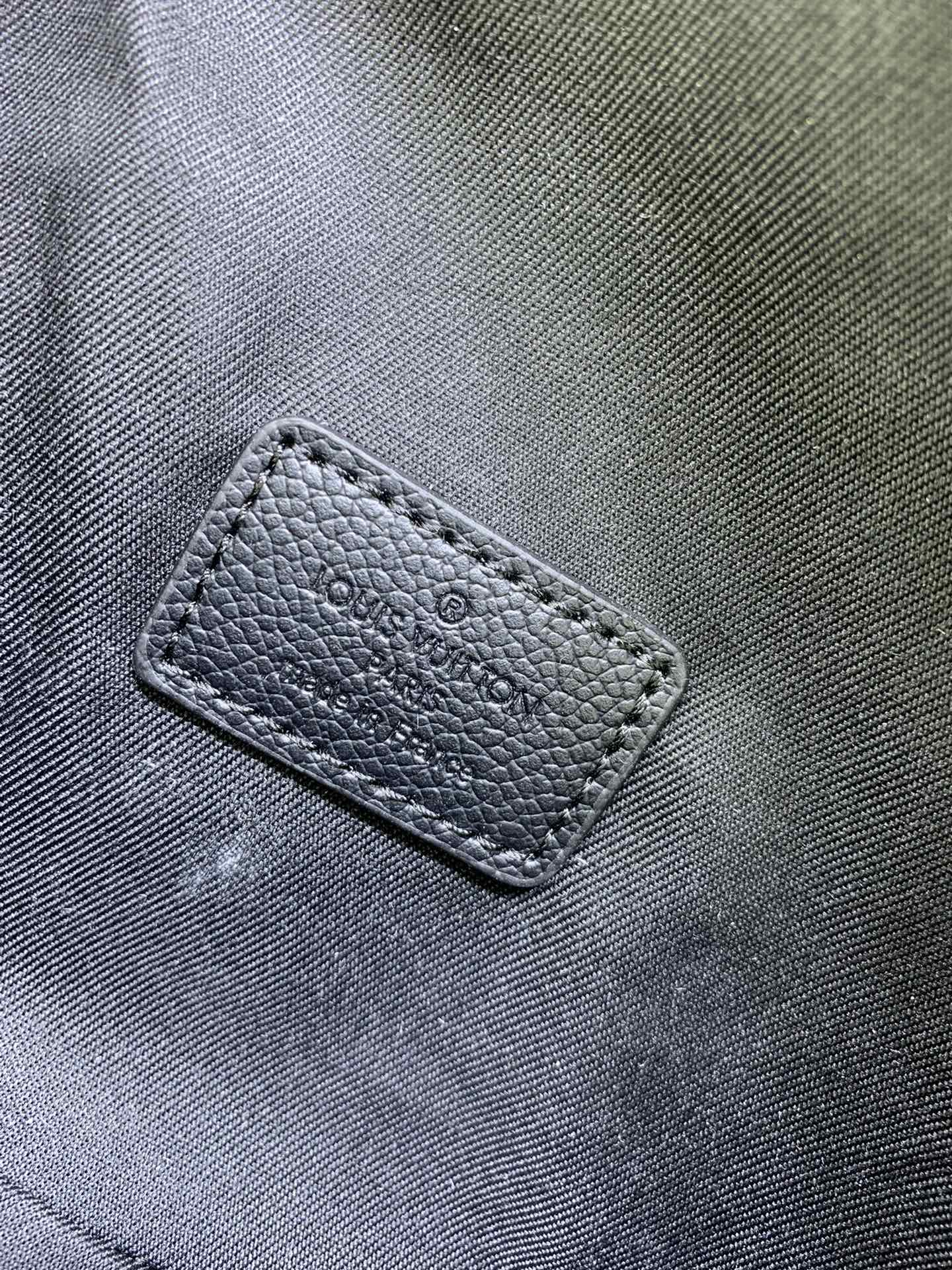 Louis Vuitton M83563 Pilot Shoulder Bags Size 20*12*5cm