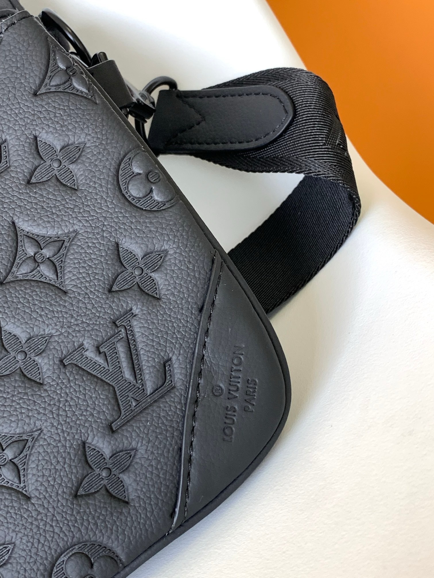 Louis Vuitton M46602 Men Shoulder Bags Size 25*18.5*7cm