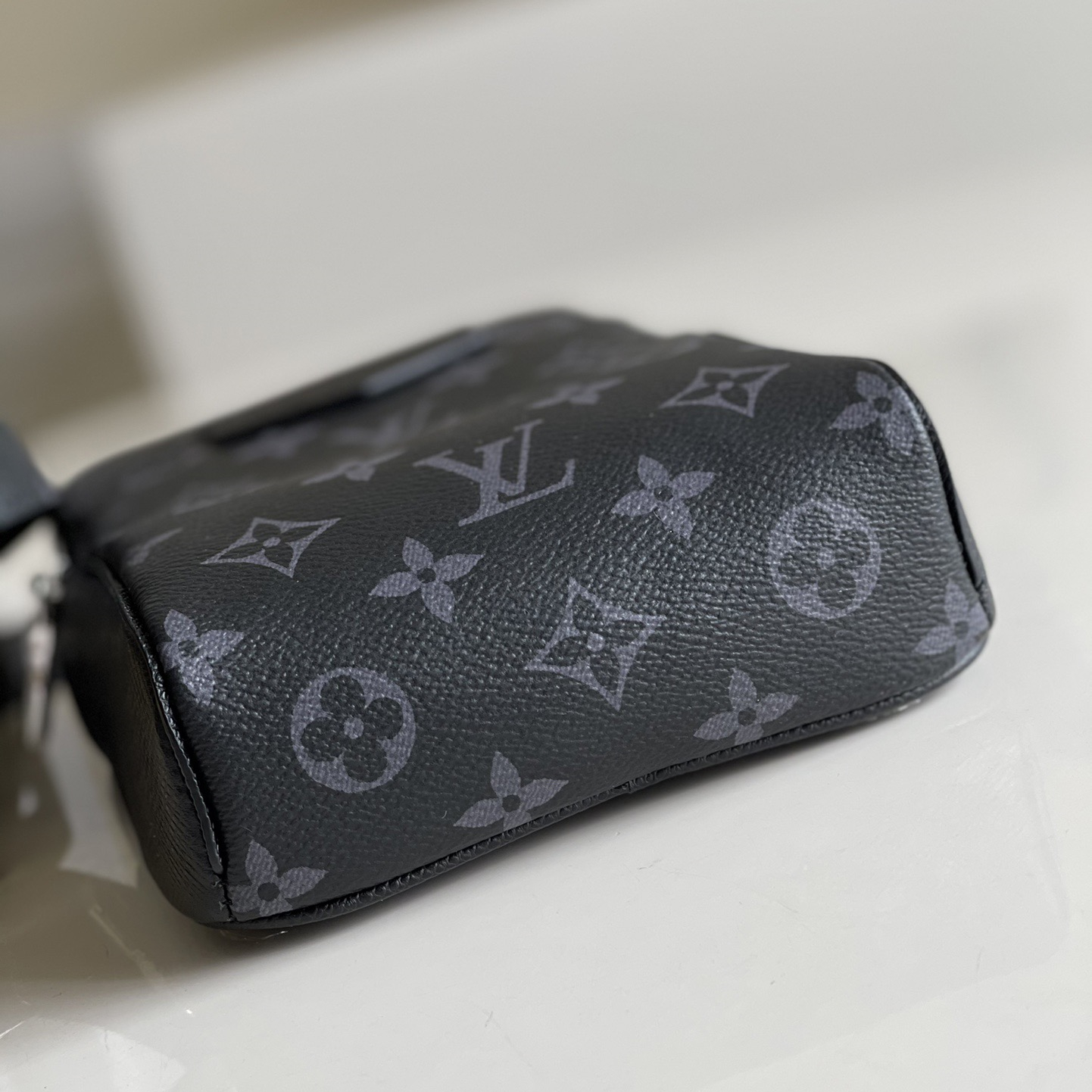 Louis Vuitton M30741 Outdoor Slingbag Men Bags Size 21*13*5cm