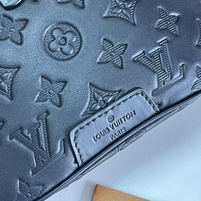 Louis Vuitton M46036 Discovery BumbagMen Bags Size 44*15*9cm