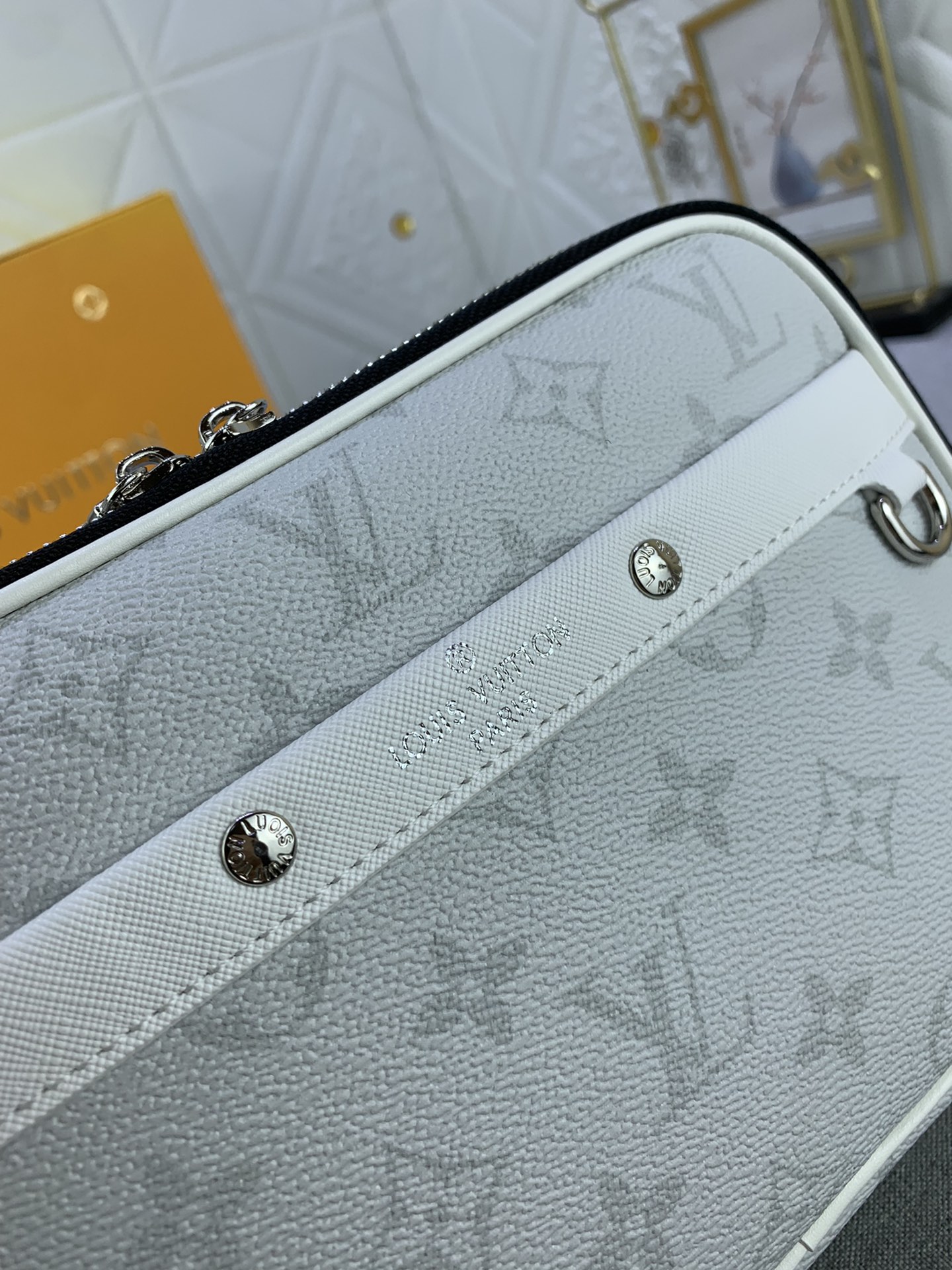 Louis Vuitton M31069 Alpha Shoulder Bags Size 11*18*6cm