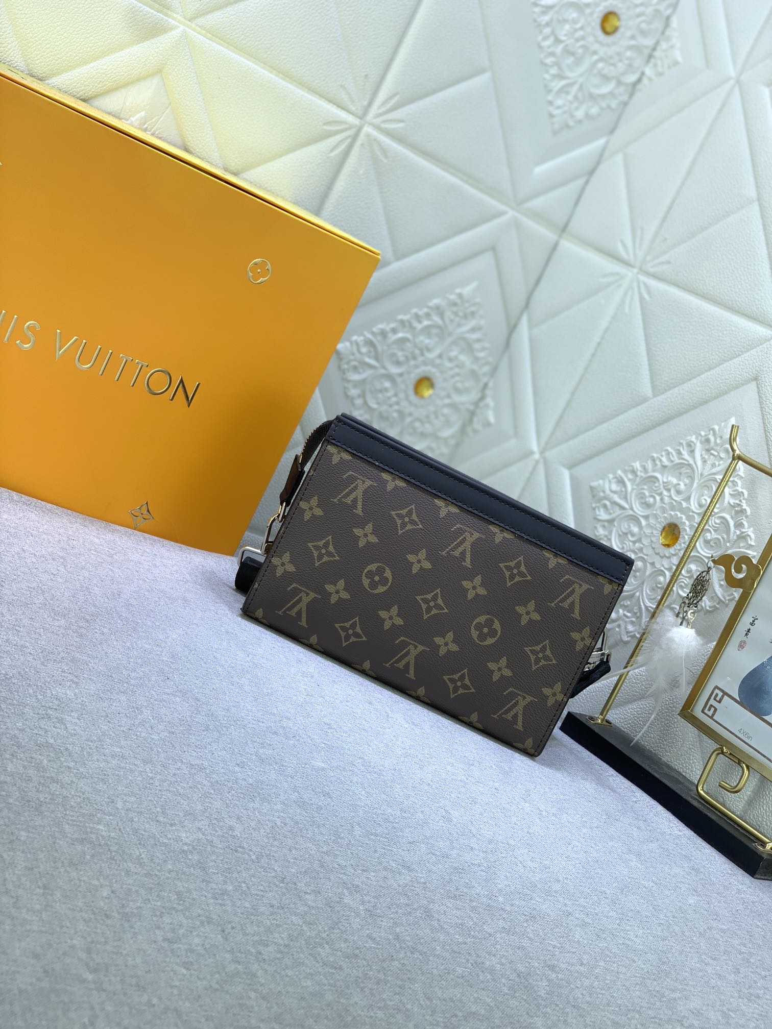 Louis Vuitton M81124 Alpha Wearable Shoulder Bags Size 18*11*6cm