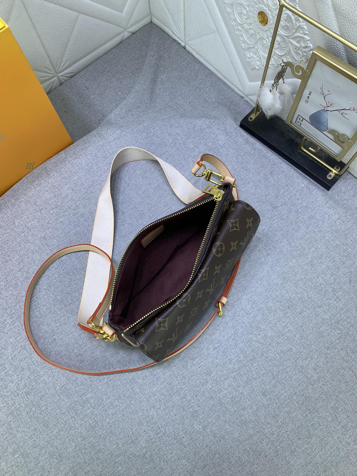 Louis Vuitton M46999 Viva-cité Shoulder Bags Size 25*15*8cm