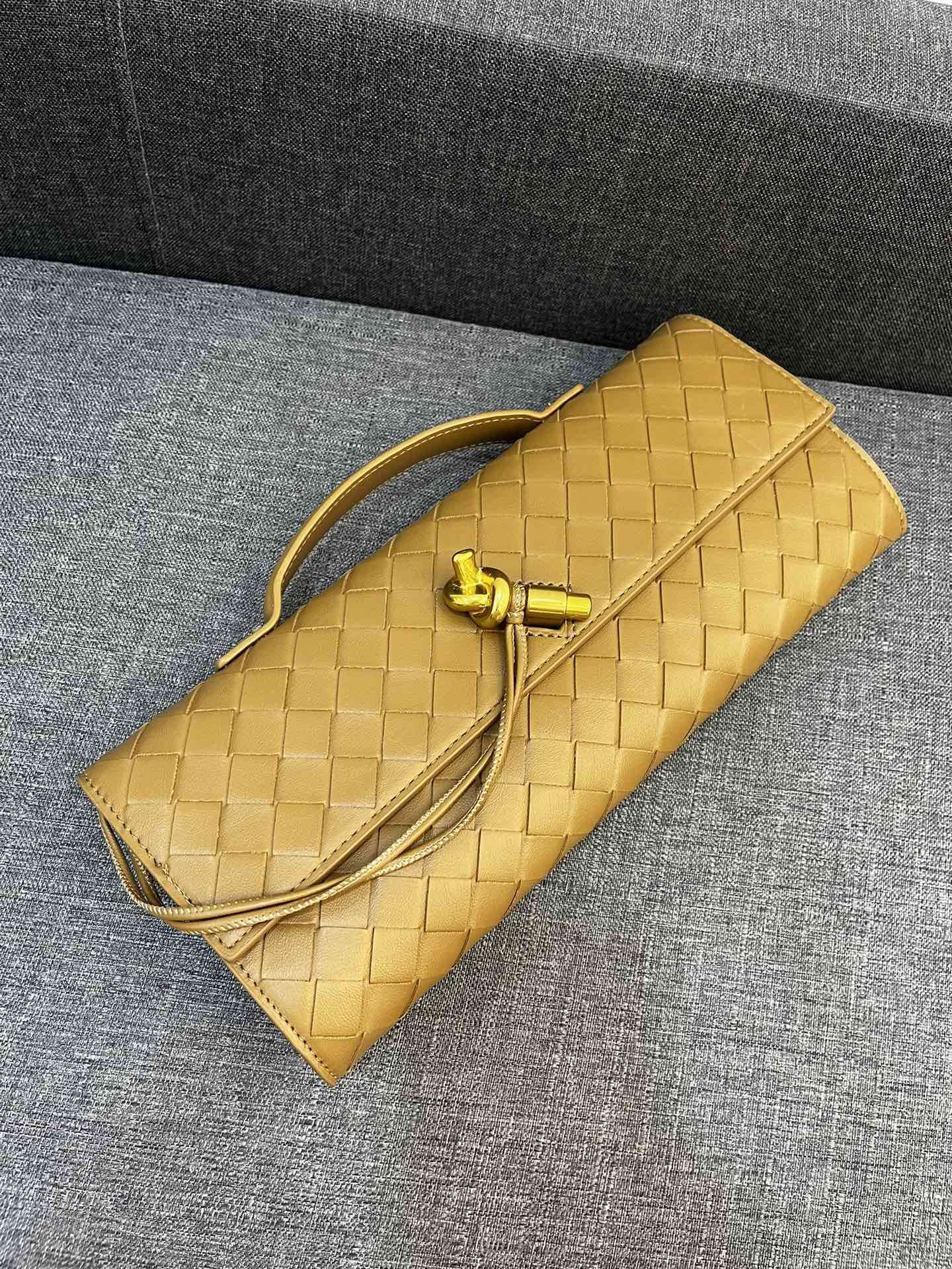 Bottega Veneta Andiamo Clutch 30*13*4cm