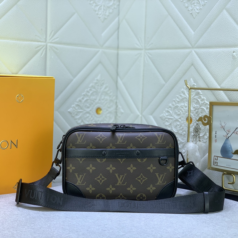 Louis Vuitton M82542 Alpha Shoulder Bags Size 11*18*6cm
