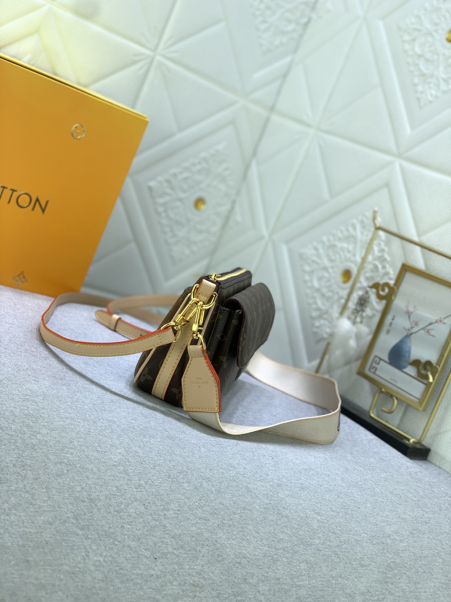 Louis Vuitton M46999 Viva-cité Shoulder Bags Size 25*15*8cm