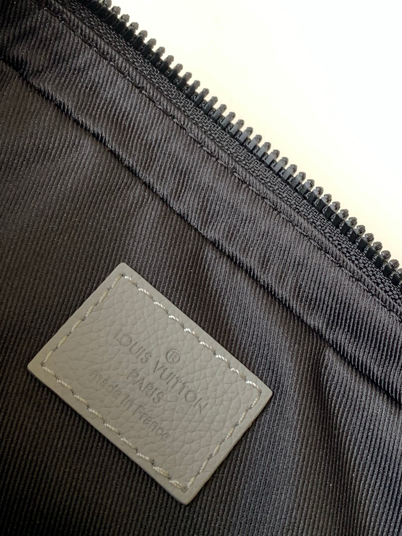 Louis Vuitton M46603 Men Shoulder Bags Size 25*18.5*7cm