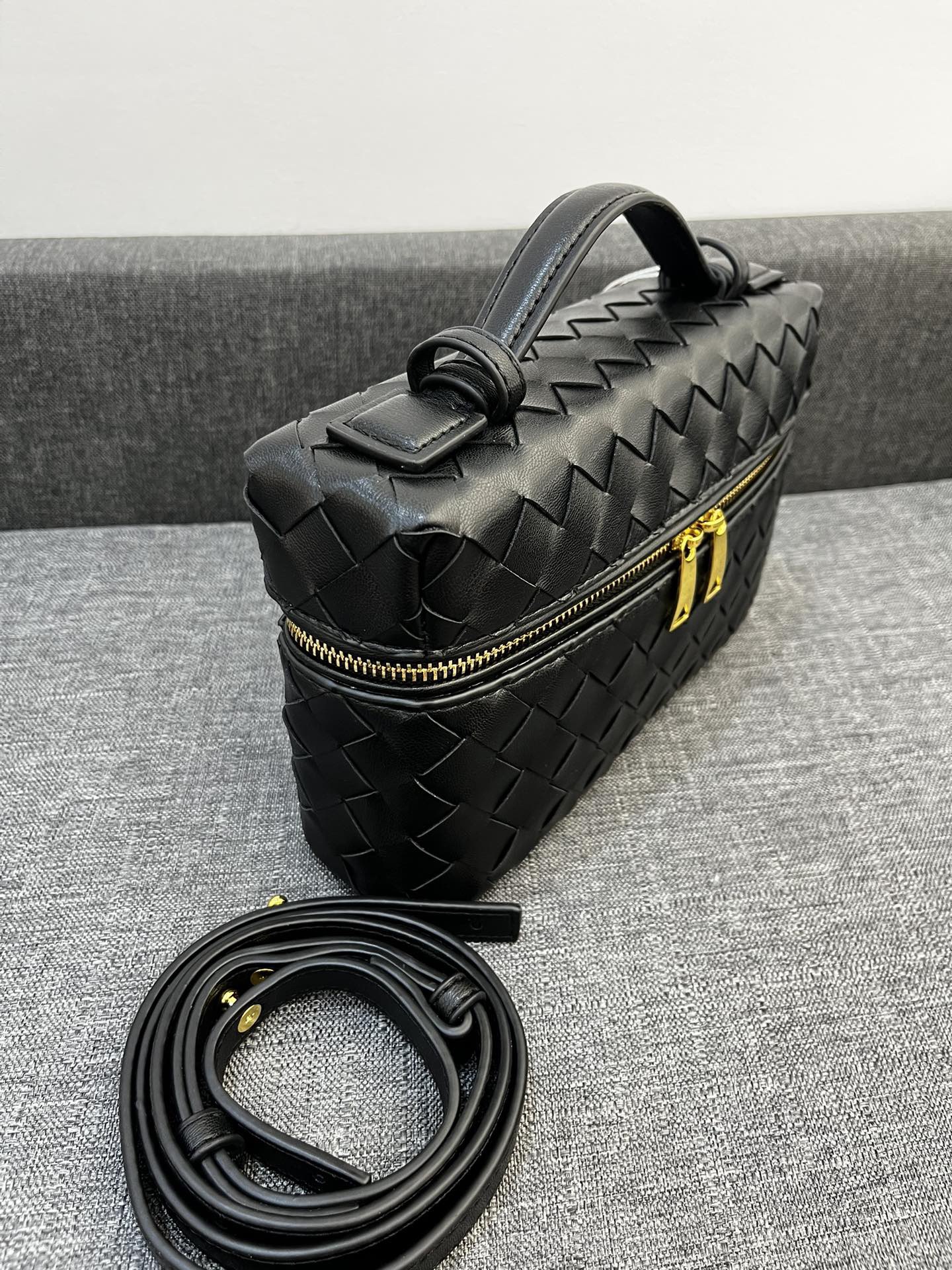 Bottega Veneta Vanity Case Shoulder Bags 24*13*6cm