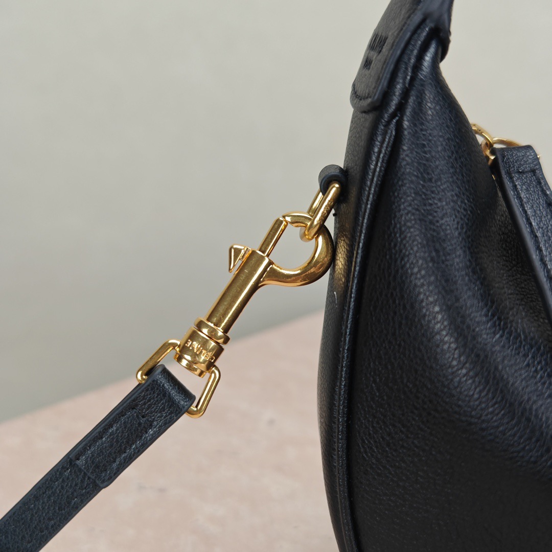 Celine 25ss Lulu Shoulder Bags Size 24*21*5cm