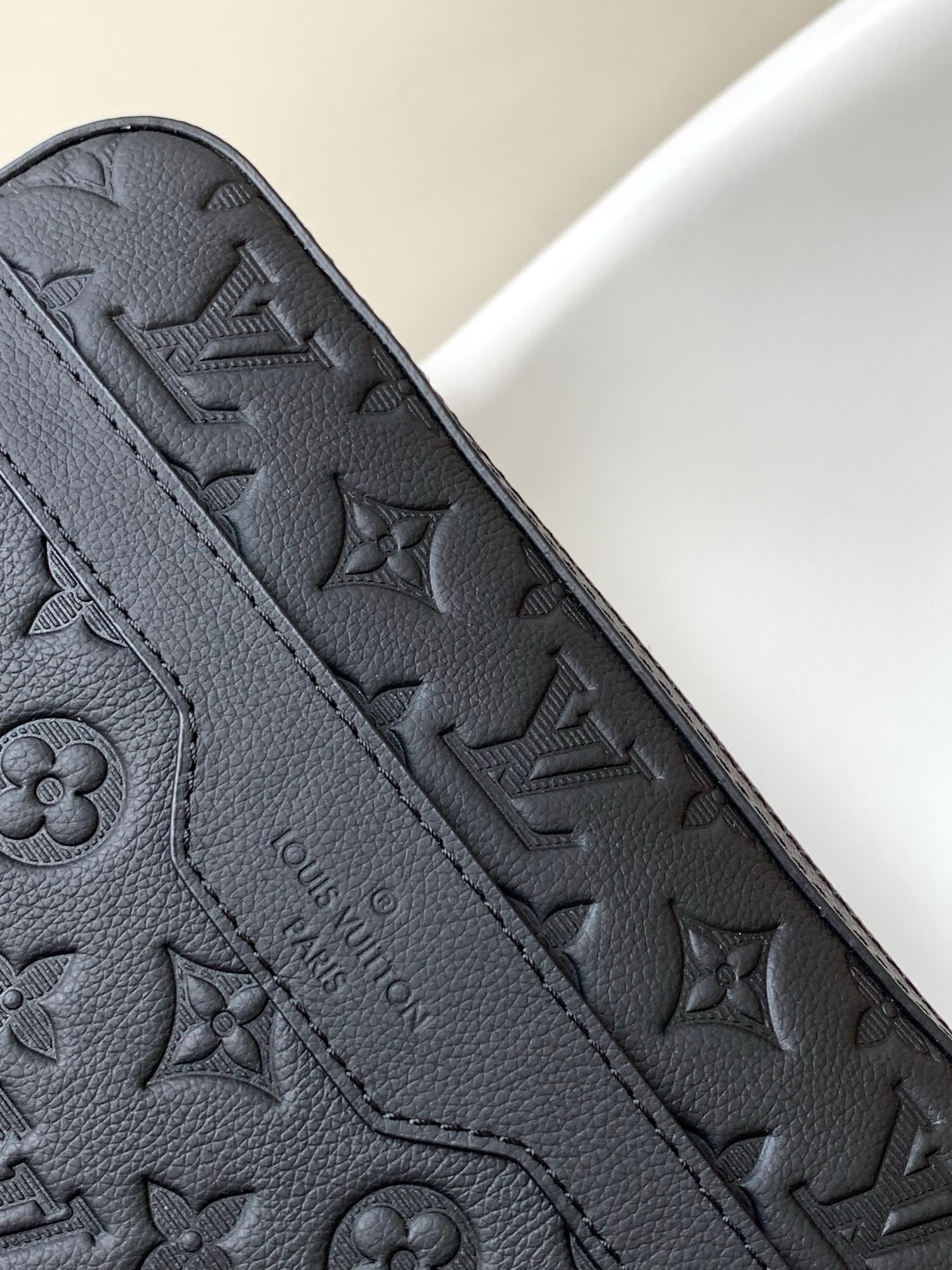 Louis Vuitton M46602 Men Shoulder Bags Size 25*18.5*7cm