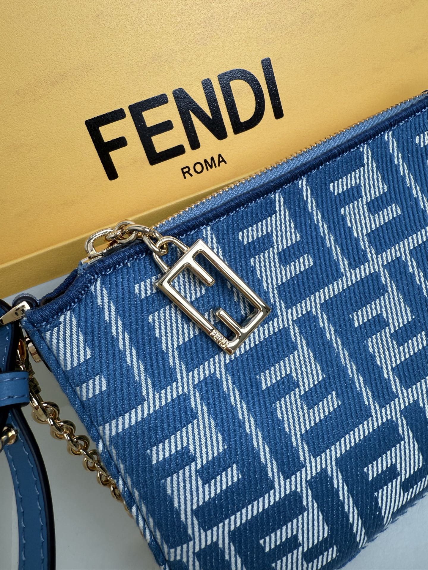 Fendi Shoulder Bags Size 20*13*3cm