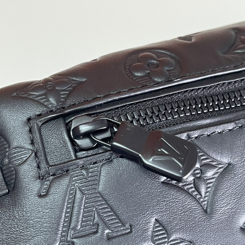 Louis Vuitton M46036 Discovery BumbagMen Bags Size 44*15*9cm