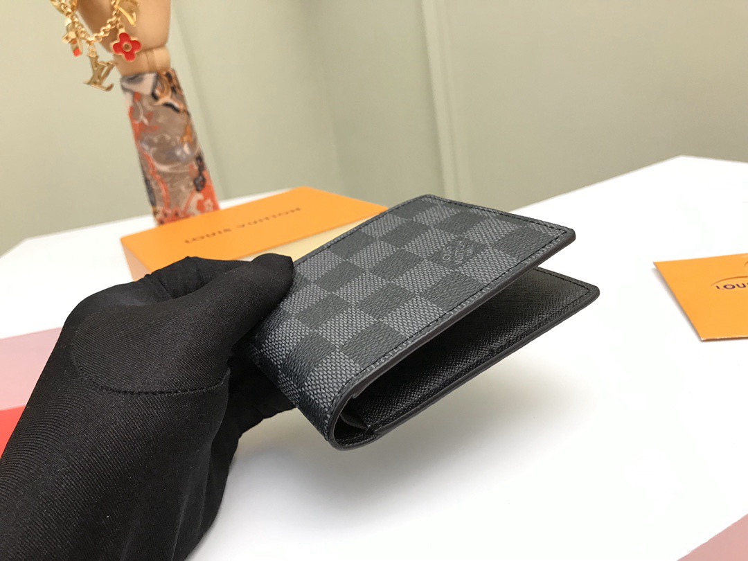 Louis Vuitton Men Wallet N63261 Size 11.9*9cm