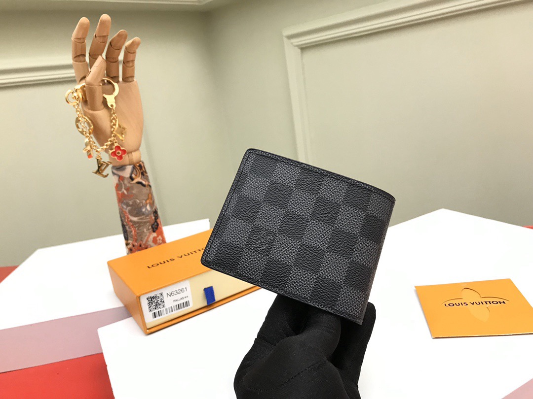 Louis Vuitton Men Wallet N63261 Size 11.9*9cm