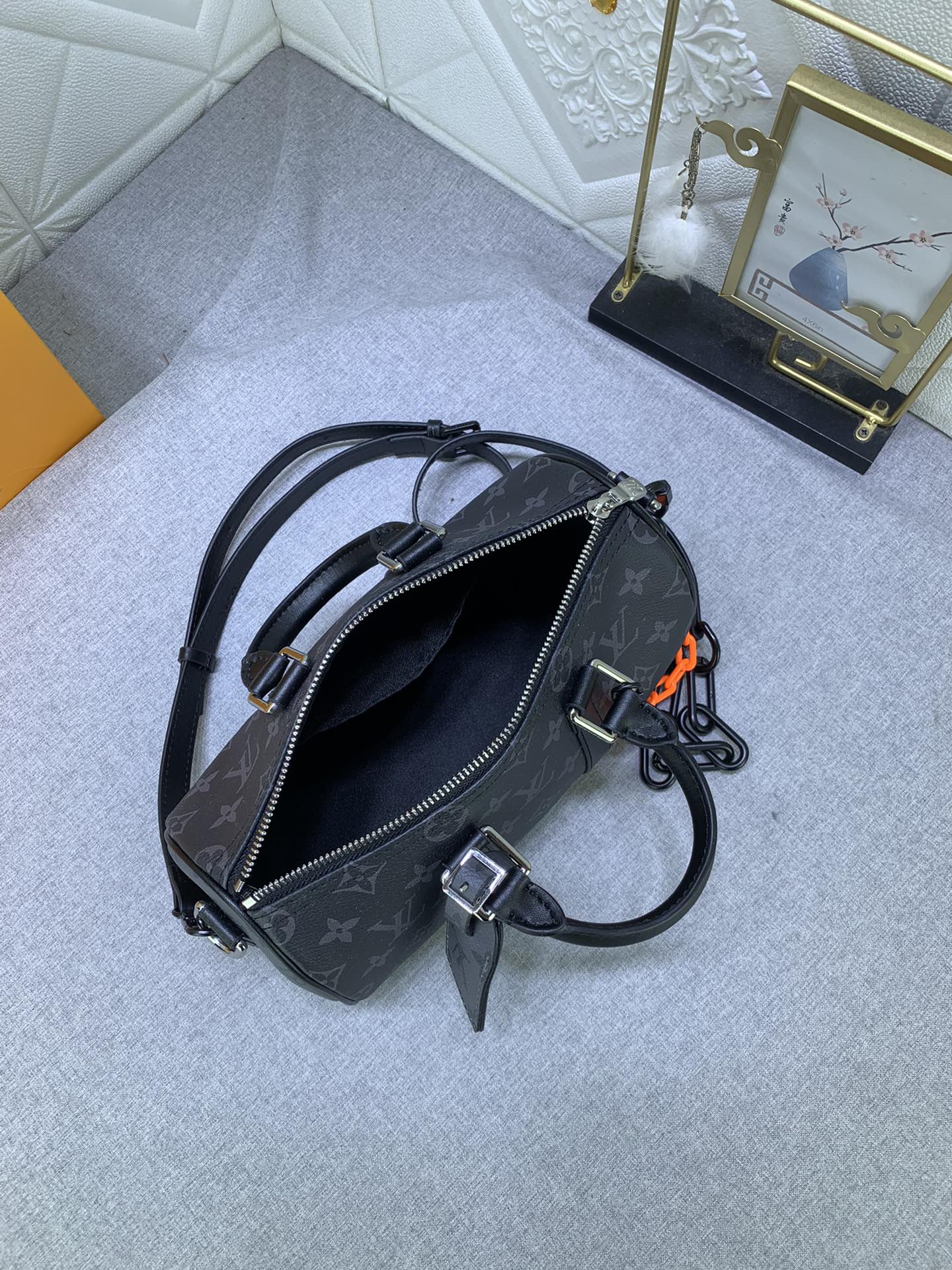 Louis Vuitton Monogram Eclipse Reverse Keepall 25 Travel Bags Size 25*15*11cm