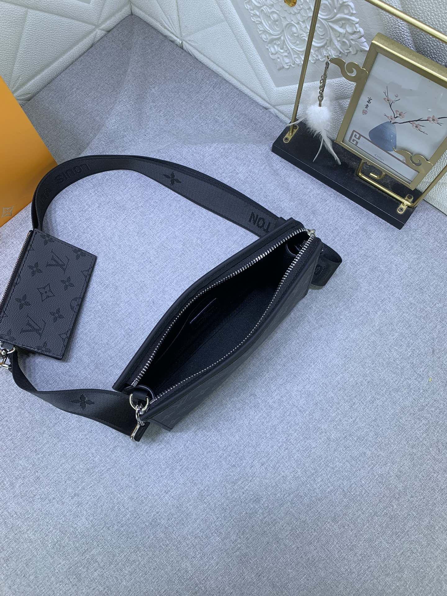 Louis Vuitton M81124 Alpha Wearable Shoulder Bags Size 18*11*6cm