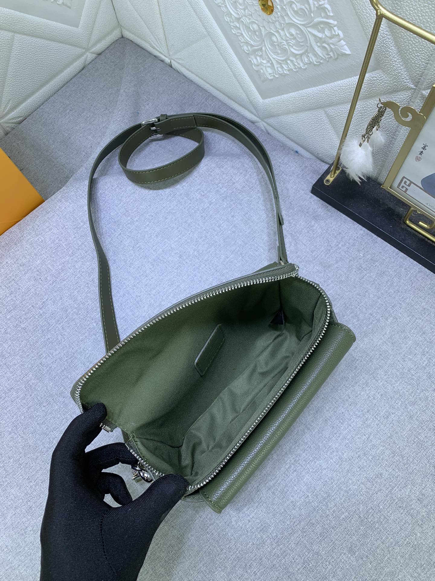 Louis Vuitton M83560 Pilot Shoulder Bags Size 20*12*5cm