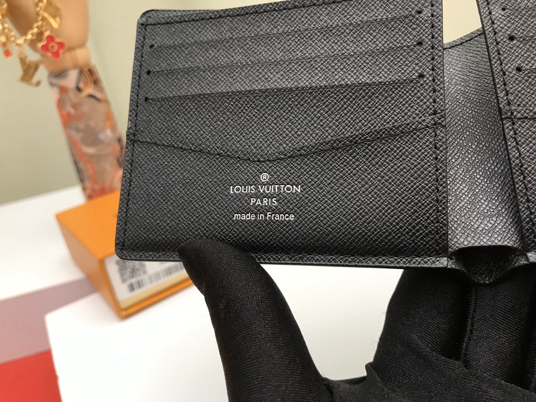 Louis Vuitton Men Wallet N63261 Size 11.9*9cm