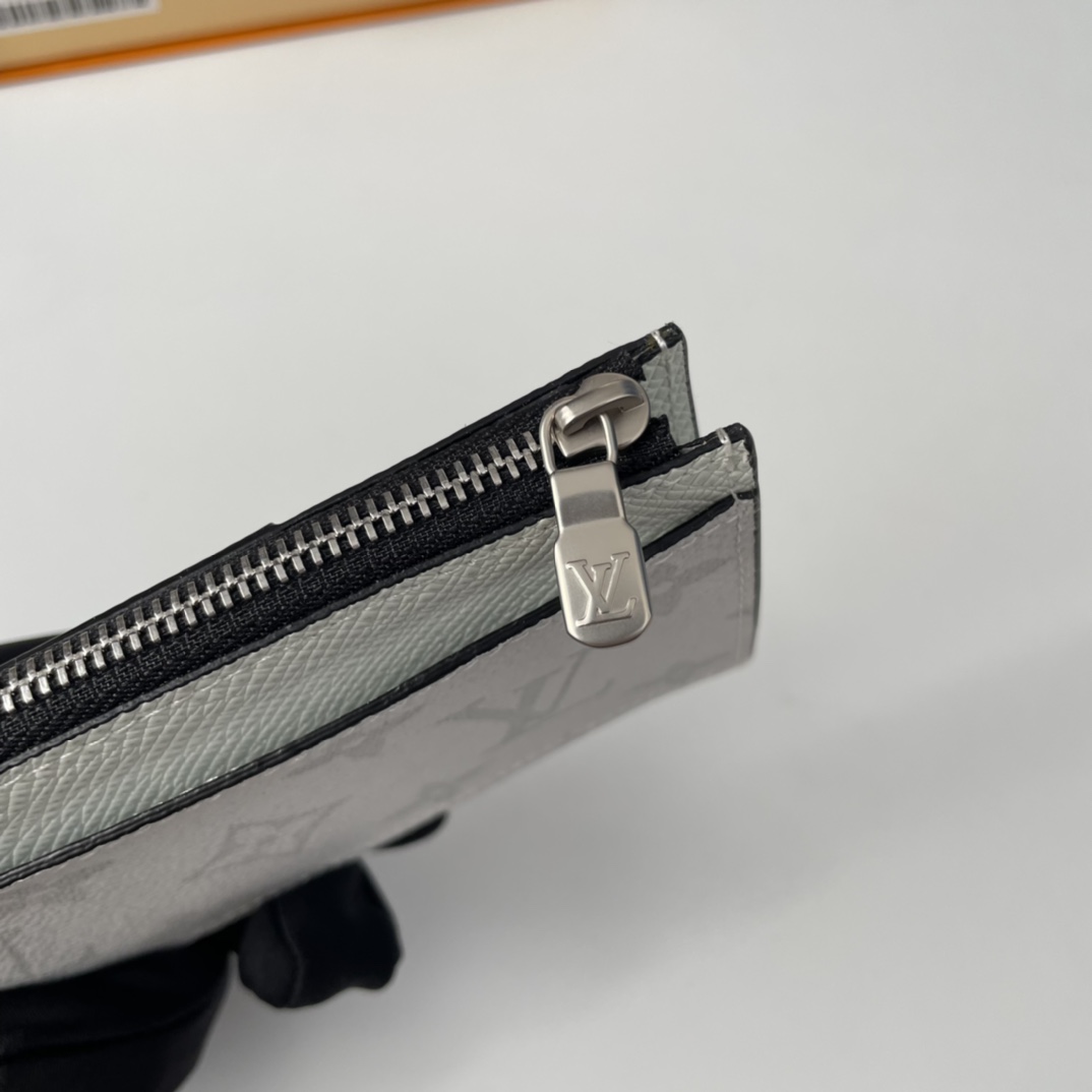 Louis Vuitton M64038 Card Holder Size 14*8cm