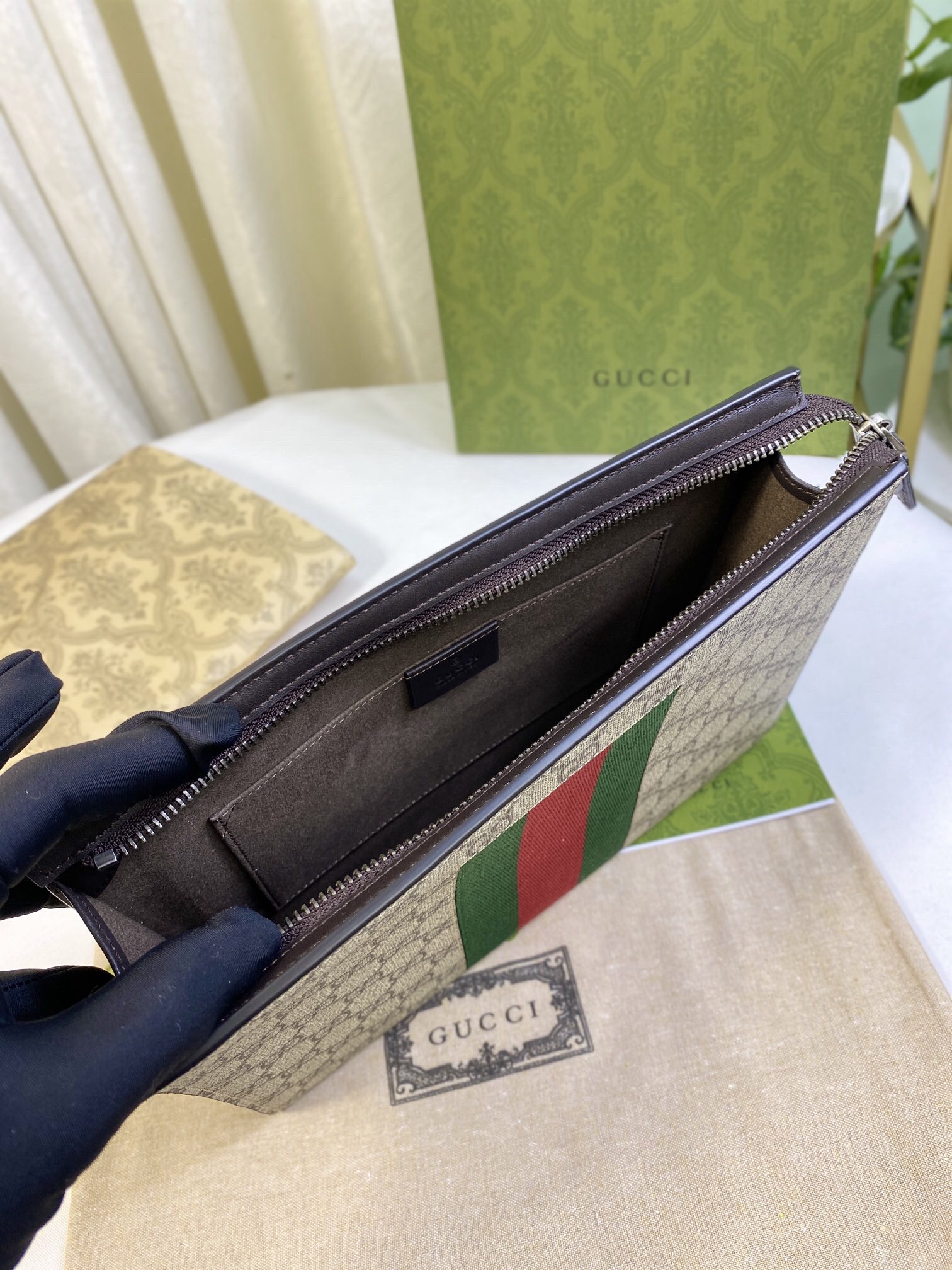 Gucci New GG Supreme Pouch Size 26*20*6cm Style 475316