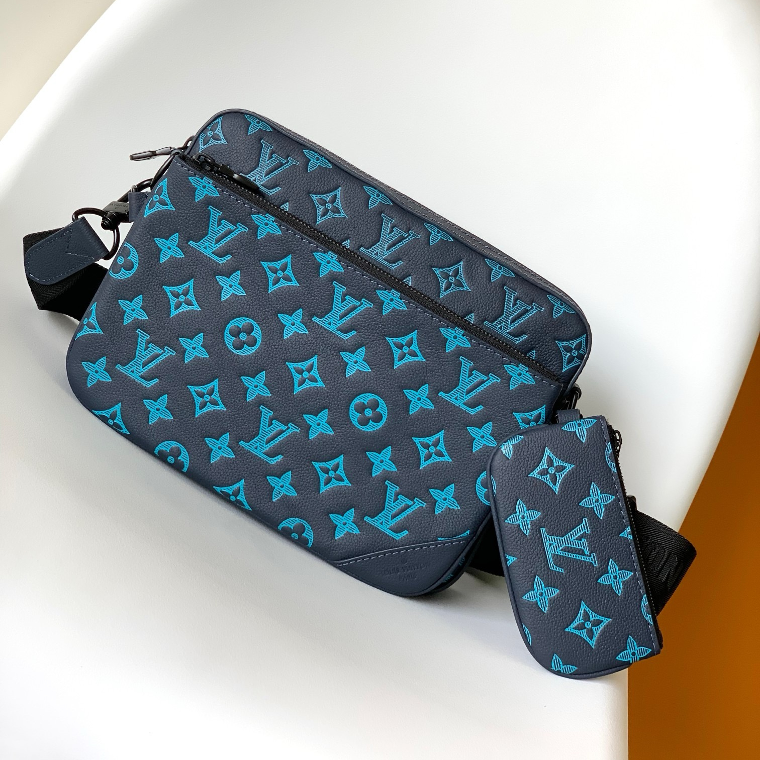 Louis Vuitton M46604 Men Shoulder Bags Size 25*18.5*7cm