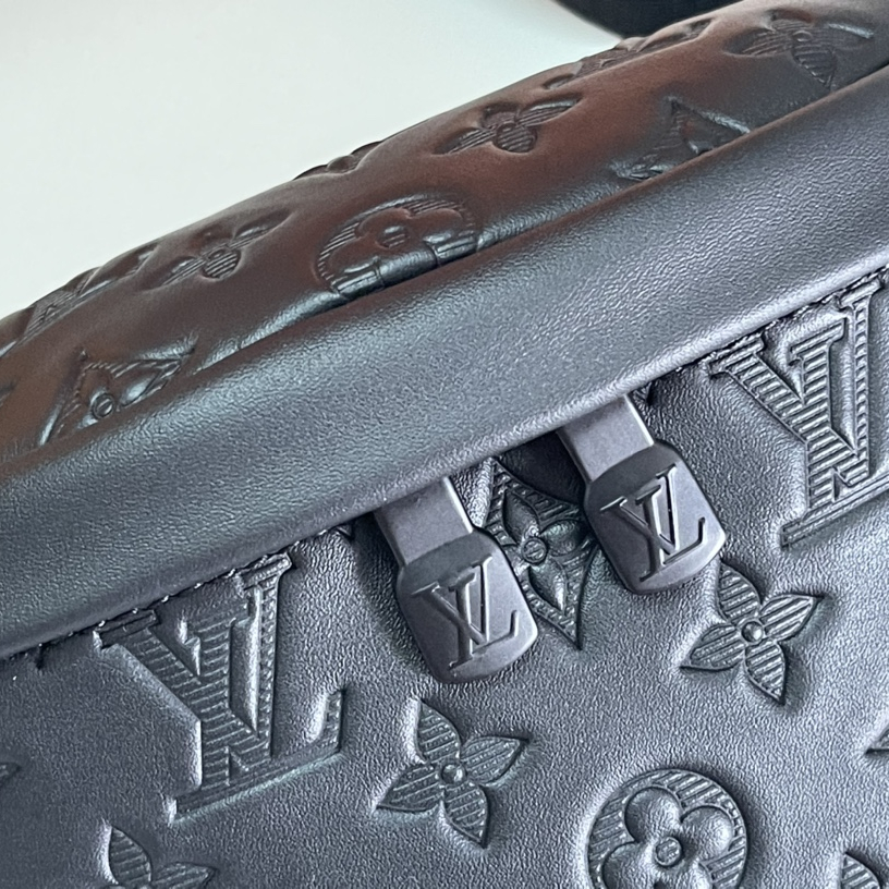 Louis Vuitton M46036 Discovery BumbagMen Bags Size 44*15*9cm