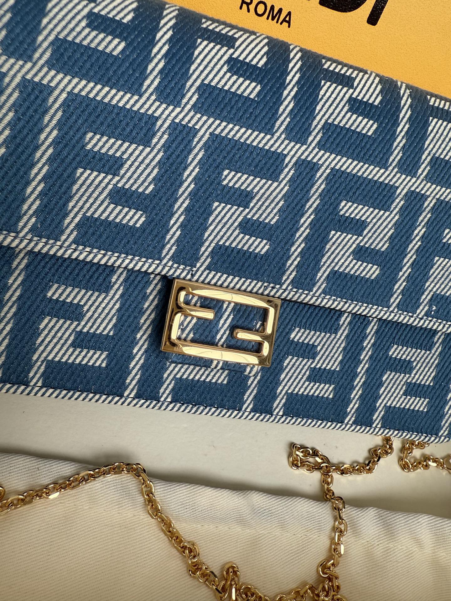 Fendi Shoulder Bags Size 21*11*5cm