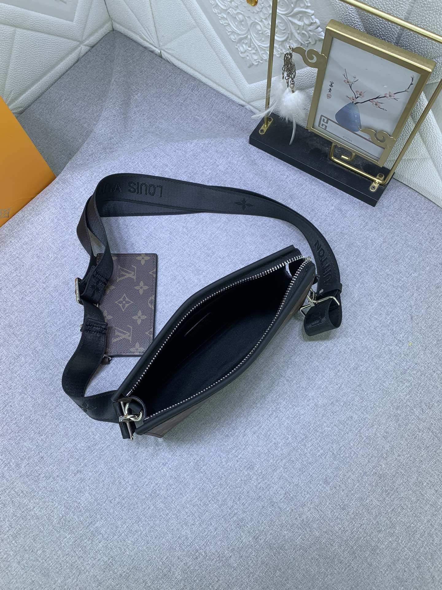 Louis Vuitton M81124 Alpha Wearable Shoulder Bags Size 18*11*6cm