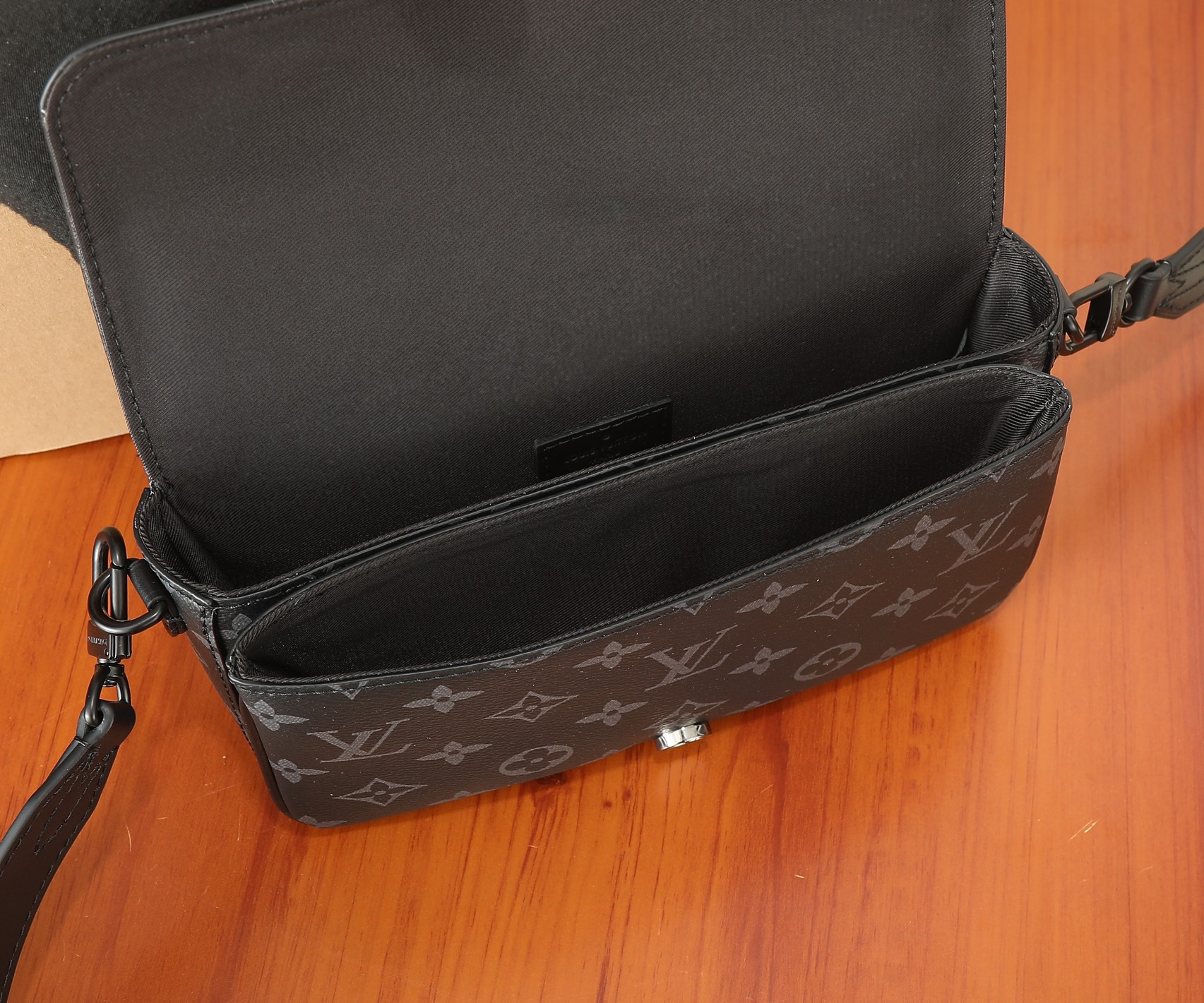 Louis Vuitton M83567 Montsouris Wearable Wallet Shoulder Bags Size 22*12*6cm