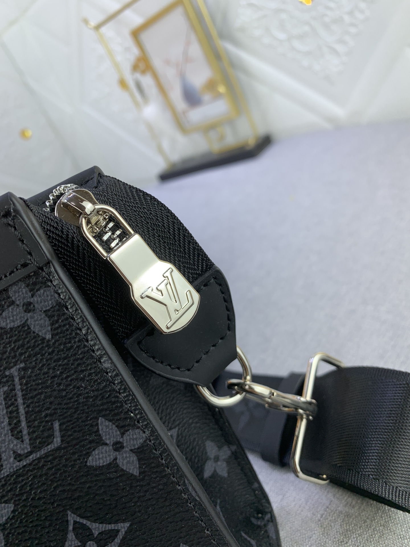 Louis Vuitton M81124 Alpha Wearable Shoulder Bags Size 18*11*6cm