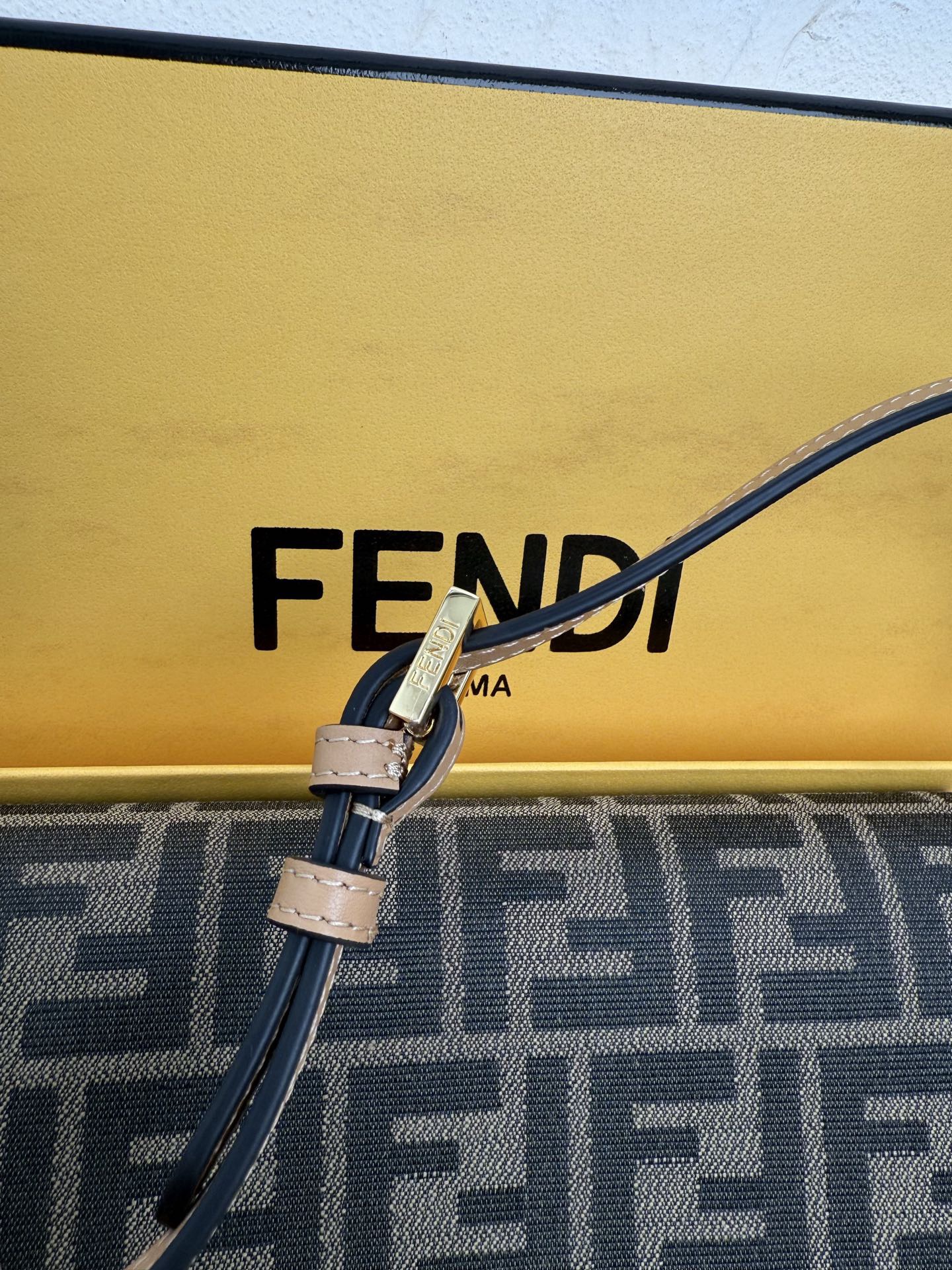 Fendi Shoulder Bags Size 21*11*5cm